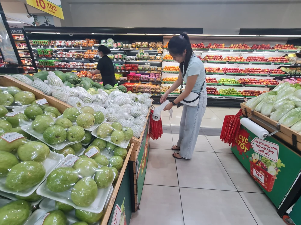 Siêu thị sử dụng túi thân thiện với môi trường. Ảnh: NGUYỄN CHÂU