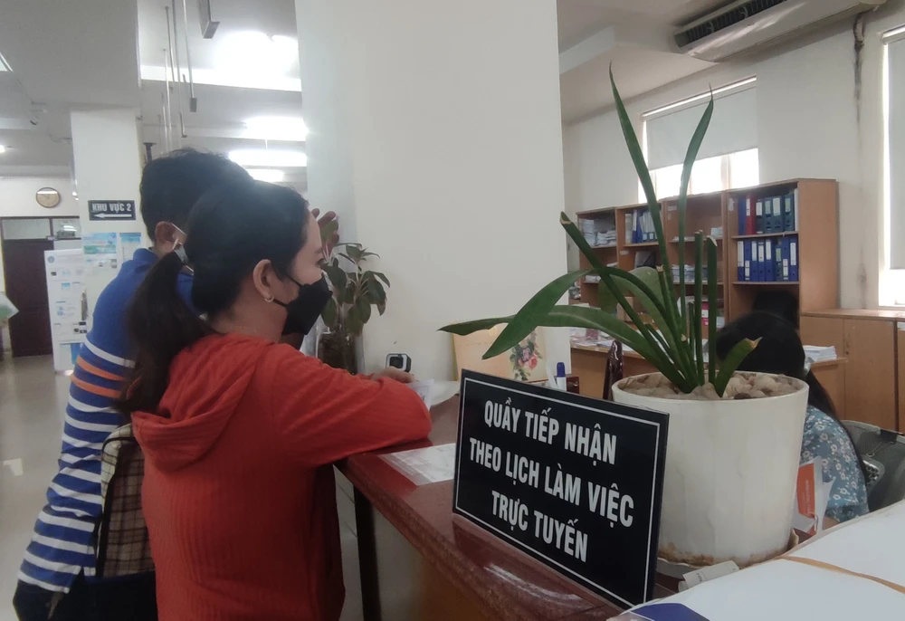 Người dân đến cơ quan BHXH TP.HCM thực hiện các thủ tục liên quan đến BHXH. Ảnh: NGUYỄN HIỀN Người dân đến cơ quan BHXH TP.HCM thực hiện các thủ tục liên quan đến BHXH. Ảnh: NGUYỄN HIỀN