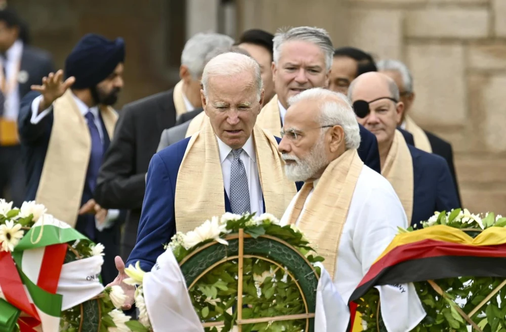 Thủ tướng Ấn Độ Narendra Modi (phải), Tổng thống Mỹ Joe Biden và các lãnh đạo G20 đặt vòng hoa ở đài tưởng niệm Mahatma Gandhi tại New Delhi (Ấn Độ) ngày 10-9. Ảnh: AP Thủ tướng Ấn Độ Narendra Modi (phải), Tổng thống Mỹ Joe Biden và các lãnh đạo G20 đặt vòng hoa ở đài tưởng niệm Mahatma Gandhi tại New Delhi (Ấn Độ) ngày 10-9. Ảnh: AP