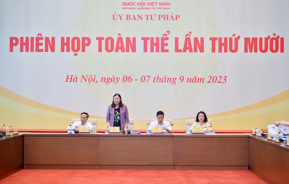 Chủ nhiệm Ủy ban Tư pháp Lê Thị Nga chủ trì và điều hành phiên họp. Ảnh: NGHĨA ĐỨC