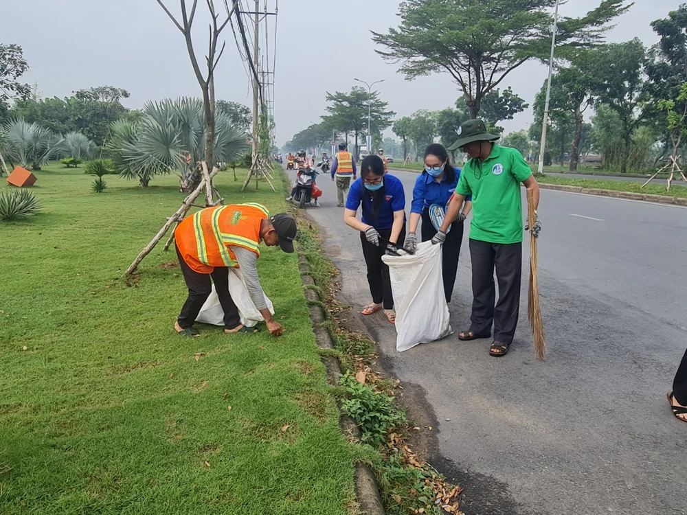 16 xã, thị trấn ở huyện Bình Chánh ra quân dọn vệ sinh trong ngày 26-11. Ảnh: NGUYỄN CHÂU