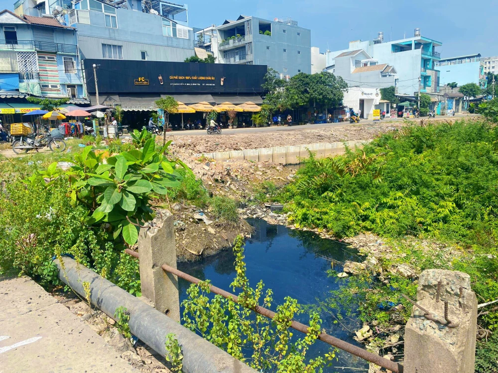 bờ kênh không có lan can bảo vệ