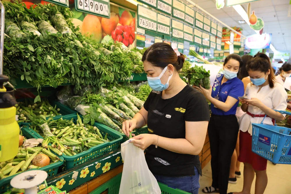 Hoạt động mua sắm của người dân tại một siêu thị ở TP.HCM. Ảnh: NGUYỆT NHI