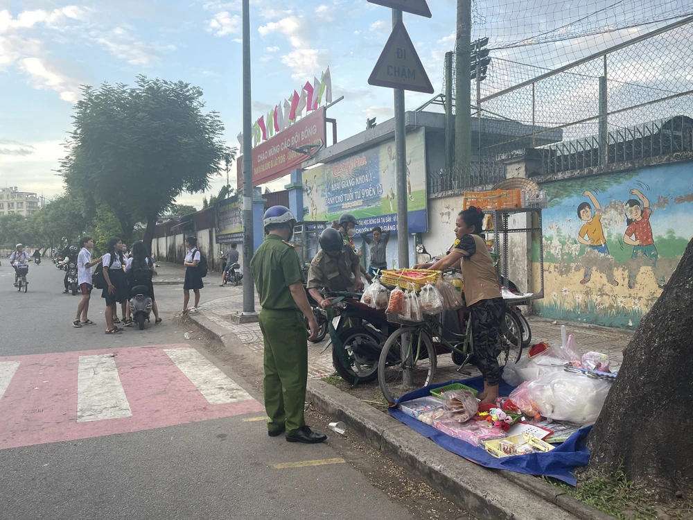 hàng rong trước cổng trường