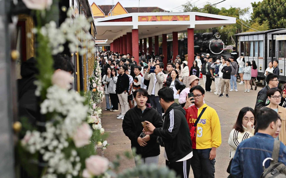 Hướng dẫn viên người Hàn Quốc dẫn tour cho khách Hàn tại TP Đà Lạt khiến nhiều người lo lắng về việc giới thiệu sai lệch lịch sử, văn hóa Việt Nam. Ảnh: VÕ TÙNG