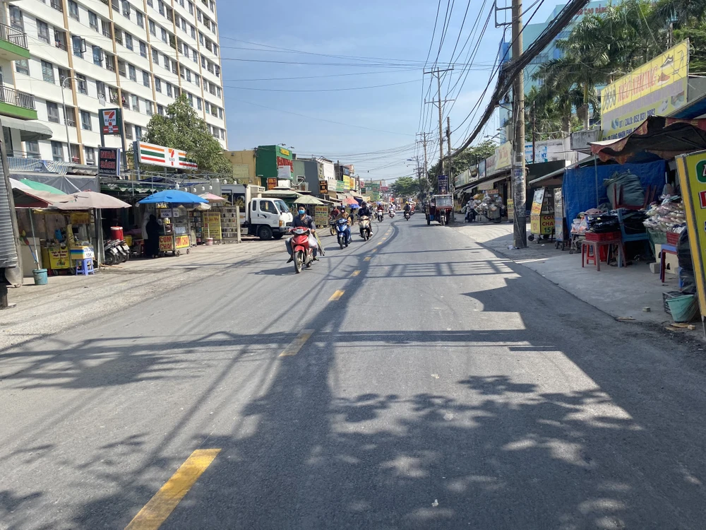 Đường Tăng Nhơn Phú (đoạn gần Trường CĐ Công thương), phường Phước Long B, TP Thủ Đức được nâng cấp, sửa chữa khang trang. Ảnh: HOÀNG HIẾU
