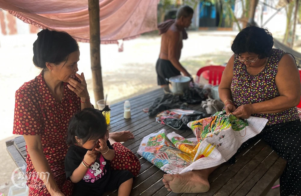 Một số người dân Campuchia ở gần khu vực Prek Ta Hing của sông Bassac, huyện Koh Thom, tỉnh Kandal (nơi kênh đào Funan Techo sẽ đi qua) bày tỏ lo lắng