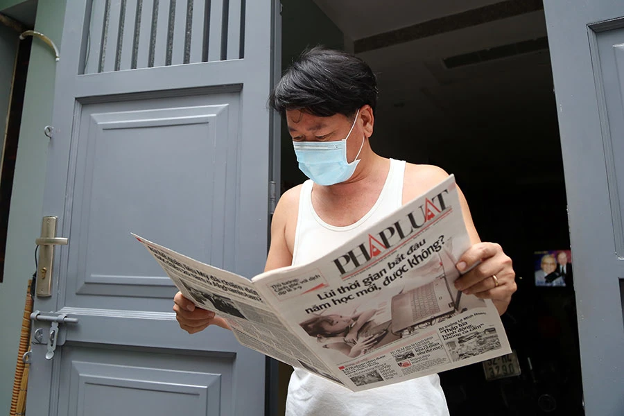 Bà con TP.HCM bất ngờ và vui khi được tặng báo tận nhà ảnh 2