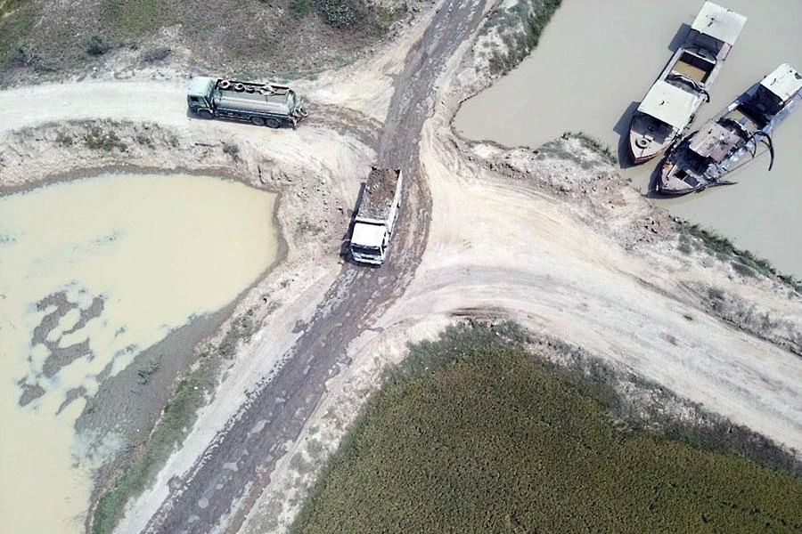 Cánh đồng lúa ở xã Gia An biến thành công trường khai thác đất sét lậu. Ảnh: VÕ TÙNG