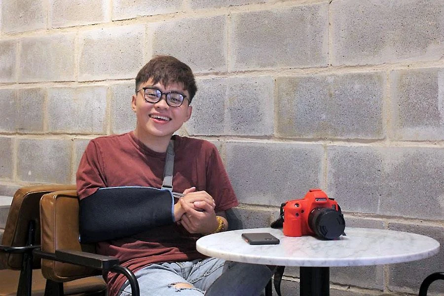 Đặng Văn Thiện: “Tôi hy vọng cánh tay phải sẽ hồi phục để mình lại được cưỡi xe đi khắp nơi khám phá và thỏa thích niềm đam mê nhiếp ảnh”. Ảnh: THẢO PHƯƠNG