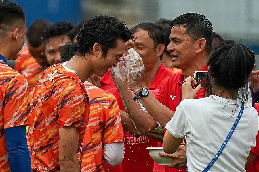 HLV Kiatisak cùng toàn đội HA Gia Lai đón tết Thái với nghi thức cầu may năm mới ngay tại buổi tập chuẩn bị cho AFC Champions League. Ảnh: ANH PHƯƠNG