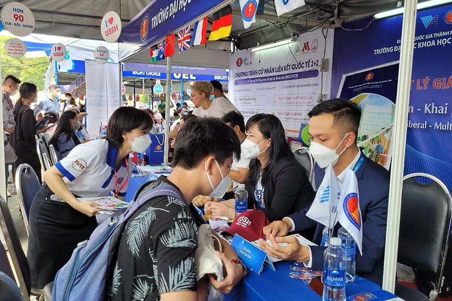 Các em học sinh nghe tư vấn tại gian hàng Trường ĐH KHXH&amp;NV (ĐH Quốc gia TP.HCM). Ảnh: TN