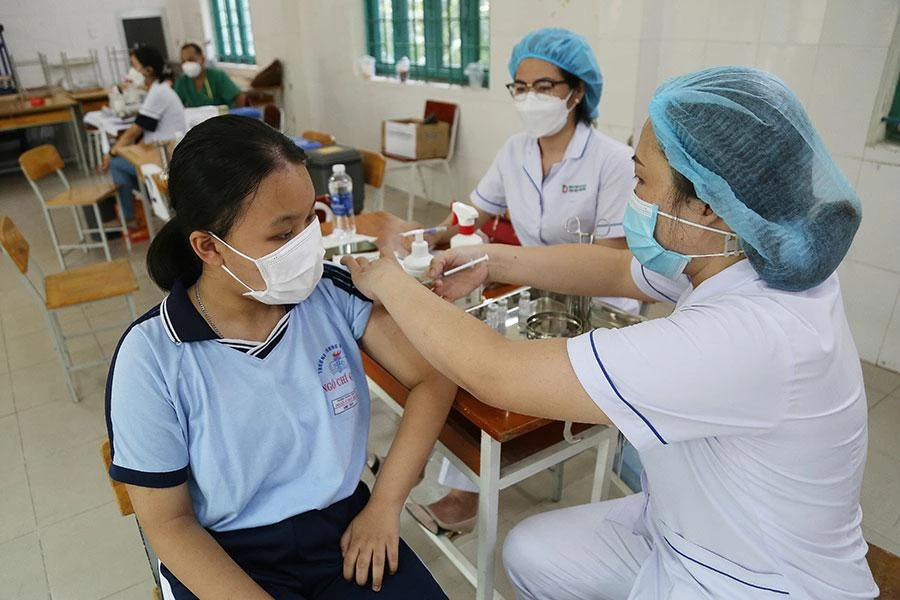 Tiêm vaccine cho trẻ lớp 6 tại Trường THCS Ngô Chí Quốc (phường Hiệp Bình Chánh, TP Thủ Đức, TP.HCM) chiều 18-4. Ảnh: HOÀNG GIANG