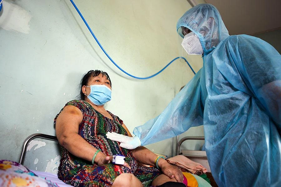 Trong khi Bộ Y tế cho rằng thẩm quyền quyết định thuộc về Quốc hội hoặc chí ít là Ủy ban Thường vụ Quốc hội thì Bộ LĐ-TB&amp;XH cho rằng bộ trưởng Y tế hoàn toàn có thể quyết định được. Ảnh: NGUYỆT NHI