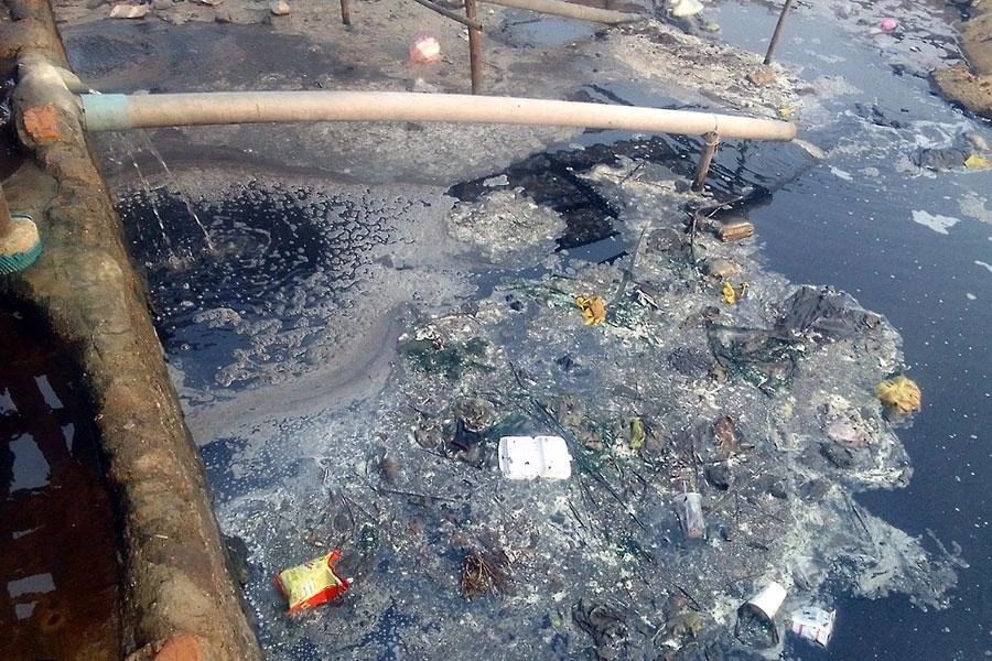 Nước xả thải từ việc chế biến mực gây hôi thối, ảnh hưởng đến sức khỏe của người dân. Ảnh: BÁCH THỊNH