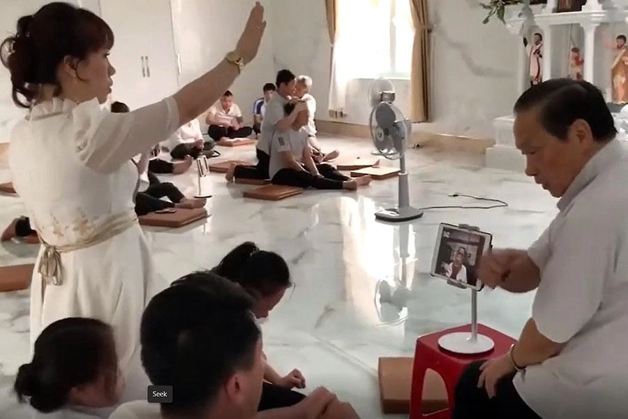 Ông Truyền và Thương chữa bệnh online. Ảnh trong bài: VÕ TÙNG