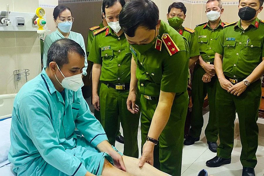 Trung tướng Trần Ngọc Hà, Cục trưởng Cục Cảnh sát hình sự - Bộ Công an, thăm và động viên Trung tá Nguyễn Văn Trưởng tại bệnh viện.