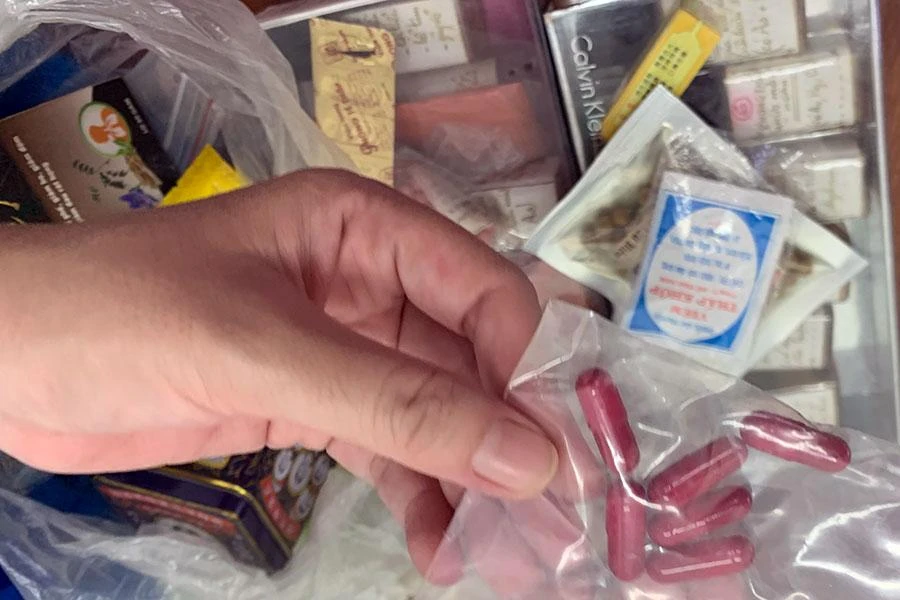 Một số loại thuốc bệnh nhân sử dụng kéo dài bị ngộ độc do ThS-BS Doãn Uyên Vy lưu lại. Ảnh: HL