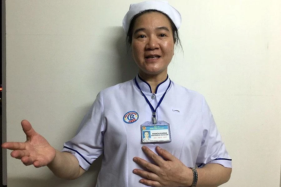 Điều dưỡng Phạm Thị Phương tâm sự về nghề. Ảnh: HOÀNG LAN Điều dưỡng Phạm Thị Phương tâm sự về nghề. Ảnh: HOÀNG LAN