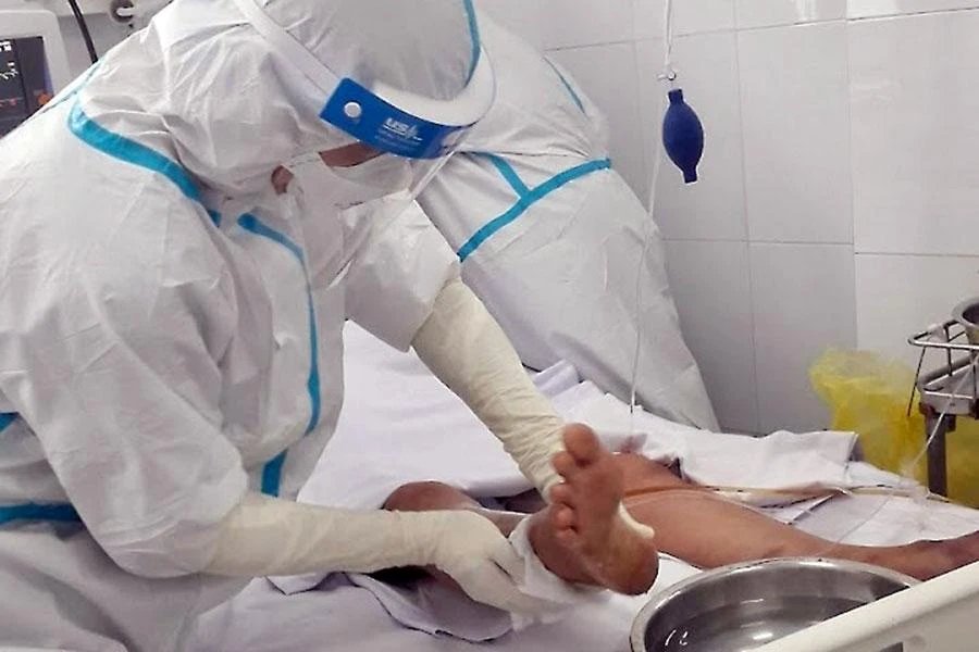 Chị Phương đang tắm cho bệnh nhân COVID-19. Ảnh: HOÀNG LAN Chị Phương đang tắm cho bệnh nhân COVID-19. Ảnh: HOÀNG LAN