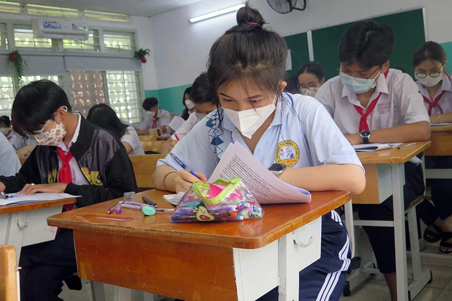 Học sinh lớp 9 tại Trường THCS Lạc Hồng (quận 10) trong một giờ học ở lớp. Ảnh: PHẠM ANH