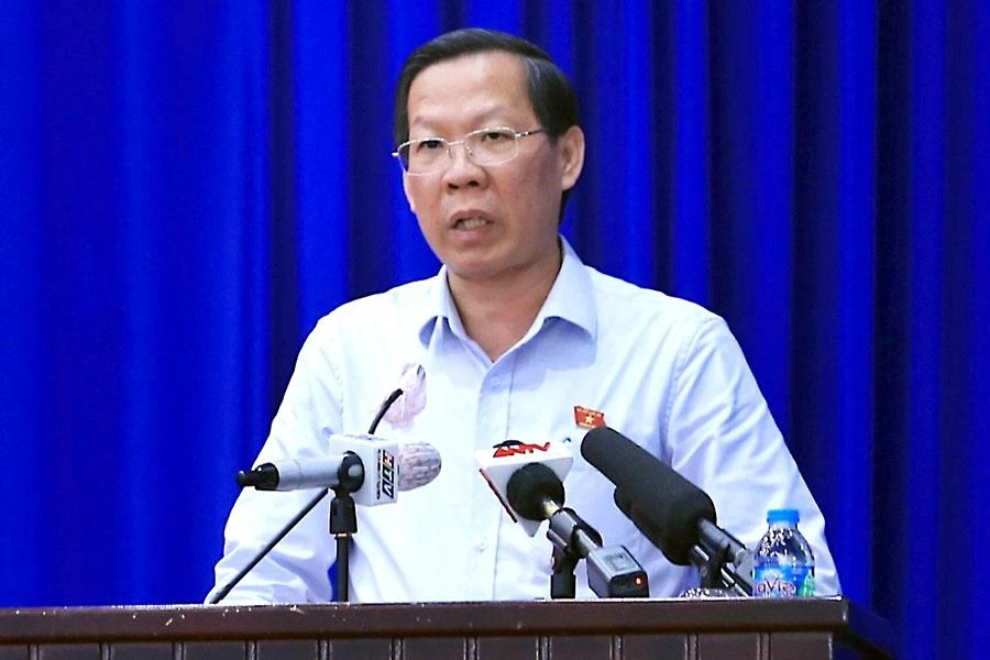 Chủ tịch UBND TP.HCM Phan Văn Mãi trao đổi tại buổi tiếp xúc với cử tri hai huyện Củ Chi, Hóc Môn. Ảnh: MINH TÂM