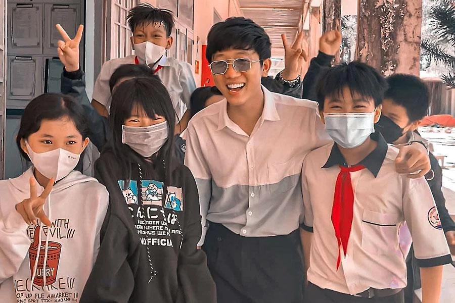 “Thầy Phúc mắt híp” cùng các học sinh trường làng. Ảnh: BÌNH NGUYÊN