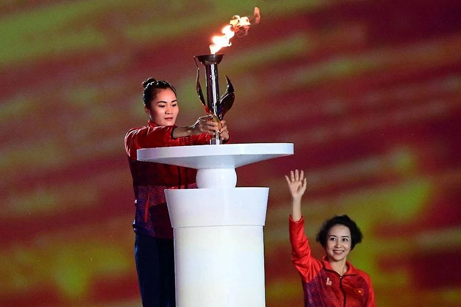 Ngọn đuốc thiêng được nữ vận động viên Quách Thị Lan thắp sáng. Ảnh: ANH PHƯƠNG - ZING