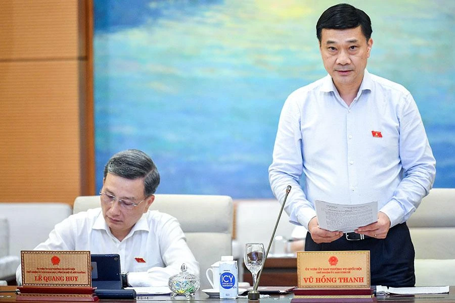 Chủ nhiệm Ủy ban Kinh tế Vũ Hồng Thanh trình bày báo cáo thẩm tra. Ảnh: QH