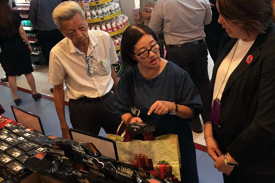 Hàng Việt Nam bán tại Singapore. Ảnh: M.TRANG