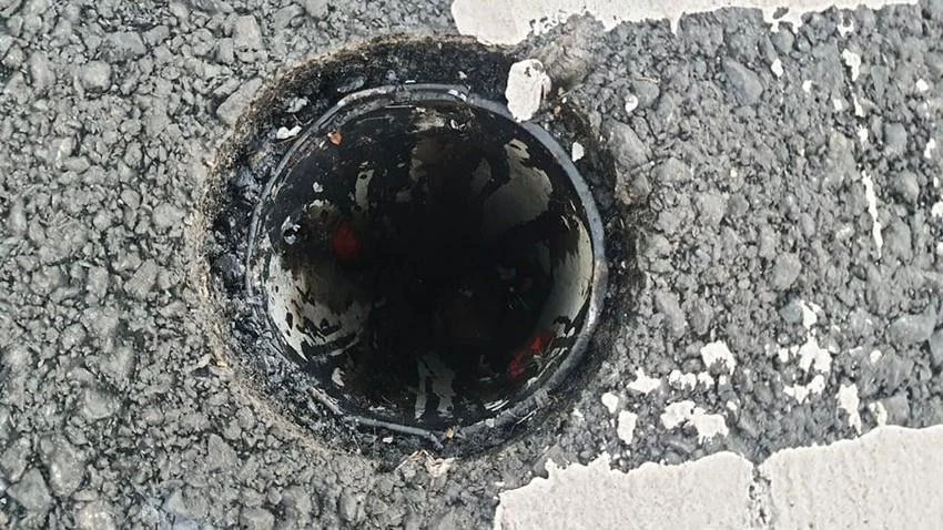 Họng thoát nước trên cầu Thủ Thiêm bị thiếu nắp chắn rác sau vụ trộm. Ảnh: ĐT