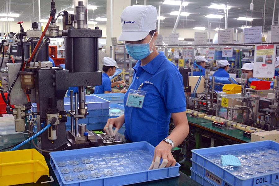 Việc gia hạn thuế nhằm giúp các doanh nghiệp vượt qua khó khăn do tác động của dịch COVID-19, khôi phục sản xuất, kinh doanh. Ảnh: QH