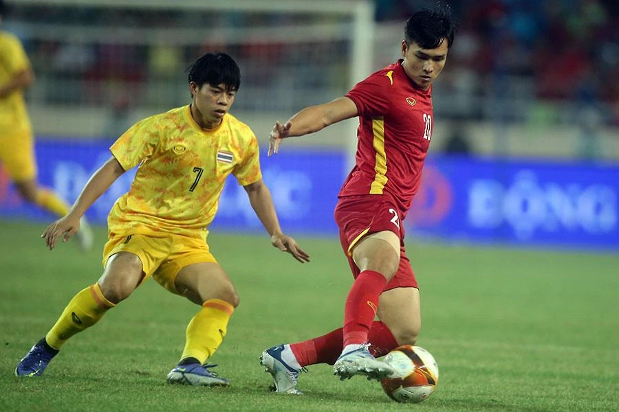 Bùi Hoàng Việt Anh, một trong những trụ đồng đứng vững ở hàng thủ khiến người Thái bất lực. Ảnh: ANH DUY