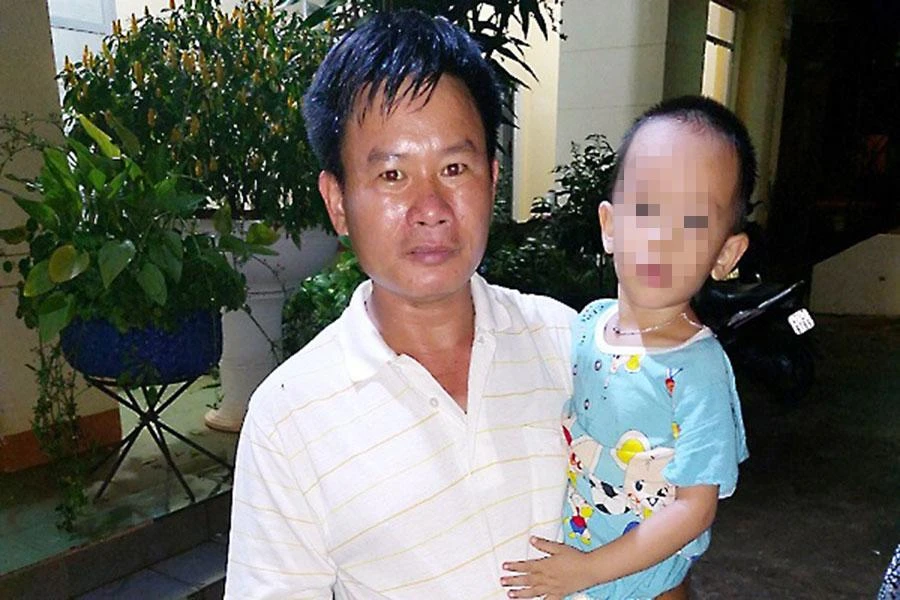 Ông Nguyễn Thế Dũng trong niềm vui khôn tả sau khi tìm được con trai. Ảnh: QN