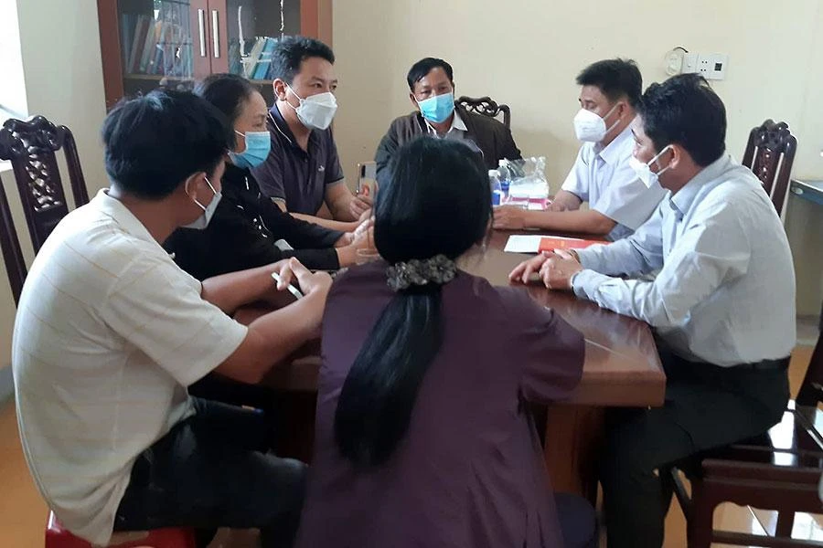 Người thân cháu L làm việc với UBND phường Tân An, yêu cầu tìm kiếm cháu bé. Ảnh: HT