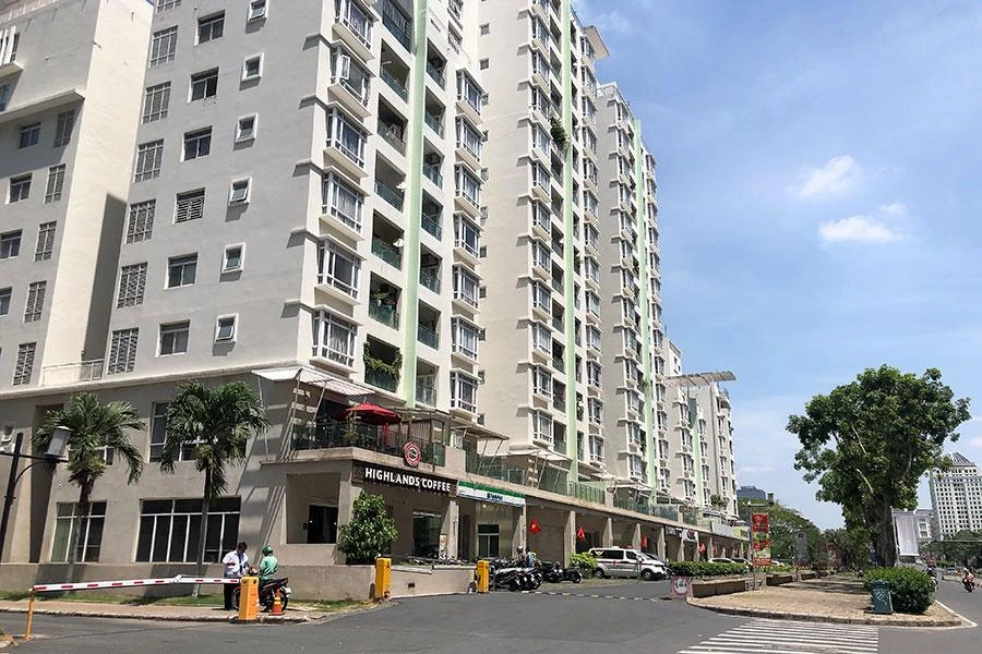 Giá căn hộ tăng cao, cho vay bất động sản bị siết khiến việc mua bán căn hộ gặp nhiều khó khăn. Ảnh minh họa: Q.HUY