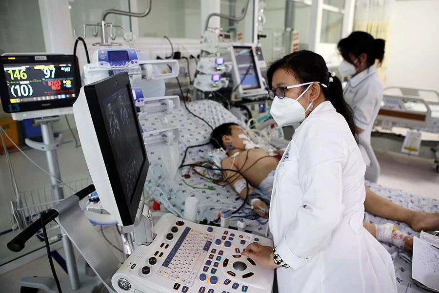 Theo dự thảo, các chức danh phải được kiểm tra, đánh giá năng lực hành nghề trước khi cấp giấy phép hành nghề. Ảnh: NGUYỆT NHI