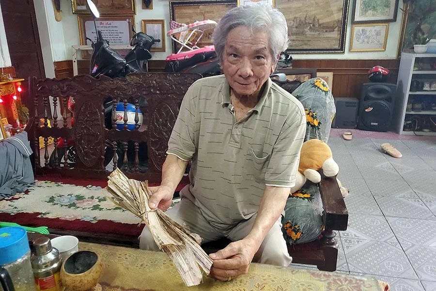 Bẹ chuối khô - tư liệu để họa sĩ Phan Văn Đắc tạo nên những bức tranh đầy chất lạ. Ảnh: BẢO THIÊN Bẹ chuối khô - tư liệu để họa sĩ Phan Văn Đắc tạo nên những bức tranh đầy chất lạ. Ảnh: BẢO THIÊN