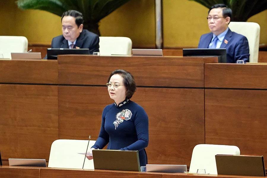 Bộ trưởng Bộ Nội vụ Phạm Thị Thanh Trà giải trình thêm về dự thảo Luật Thi đua, khen thưởng (sửa đổi). Ảnh: HOÀNG HẢI