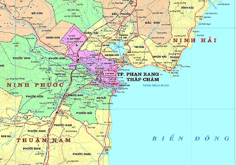 Theo quy hoạch trước đây, dự án nhà máy điện hạt nhân Ninh Thuận 1 nằm tại xã Phước Dinh (huyện Thuận Nam) và nhà máy điện hạt nhân Ninh Thuận 2 nằm ở xã Vĩnh Hải (huyện Ninh Hải). Trong bản đồ, hai nhà máy này nằm ở phía Bắc và Nam TP Phan Rang – Tháp Chàm.