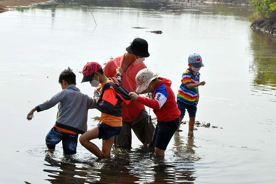 Những hoạt động ngoài trời là dịp để trẻ em đến gần hơn với thiên nhiên, trau dồi kỹ năng sống. Ảnh: TTCC