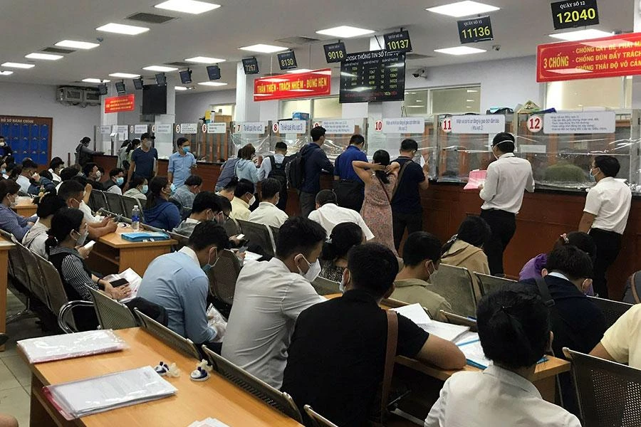 Người dân làm thủ tục hành chính tại điểm tiếp nhận và trả hồ sơ khu vực 2, TP Thủ Đức. Ảnh: THANH TUYỀN