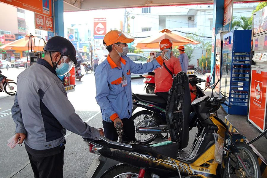 Giá xăng dầu liên tục lập đỉnh mới gây khó khăn cho người dân, nhất là đối tượng thu nhập thấp. Ảnh: HOÀNG GIANG Giá xăng dầu liên tục lập đỉnh mới gây khó khăn cho người dân, nhất là đối tượng thu nhập thấp. Ảnh: HOÀNG GIANG