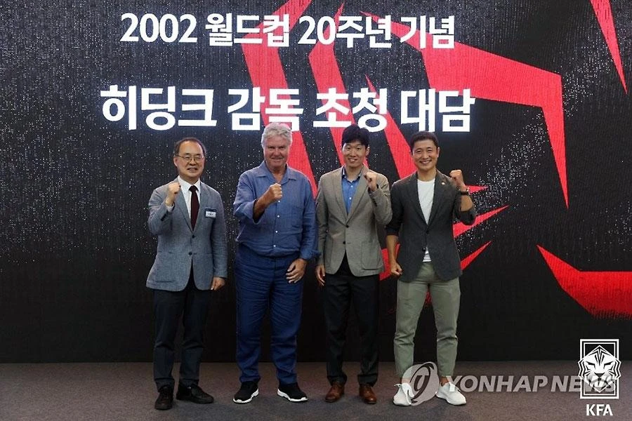 HLV Guus Hiddink cùng các ngôi sao bóng đá Hàn Quốc nhưng ông vẫn nói lên “sự thật mất lòng”. Ảnh: Từ báo Hàn Quốc