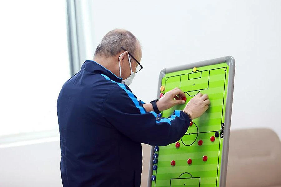 Thay đổi từ ba trung vệ sang hai trung vệ đã làm HLV Park Hang-seo phải suy nghĩ rất nhiều và cuộc thử nghiệm vẫn chưa trọn vẹn. Ảnh: CTV