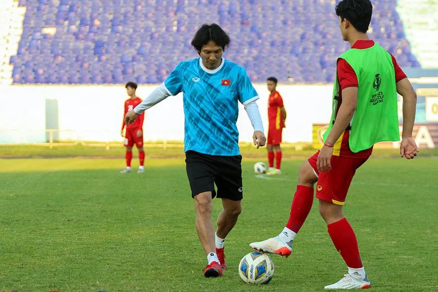 HLV Gong Oh-kyun lại hướng các học trò đến thứ bóng đá tấn công hứng khởi cho cả cầu thủ lẫn người xem. Ảnh: VFF