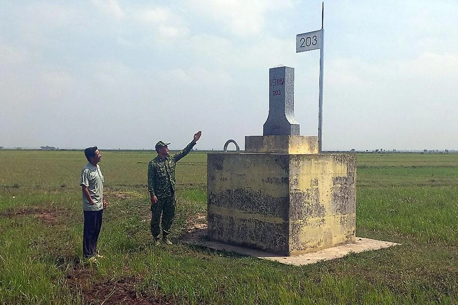 Ông Năm Rương cùng lực lượng biên phòng ở cột mốc 203. Ảnh: HUỲNH DU