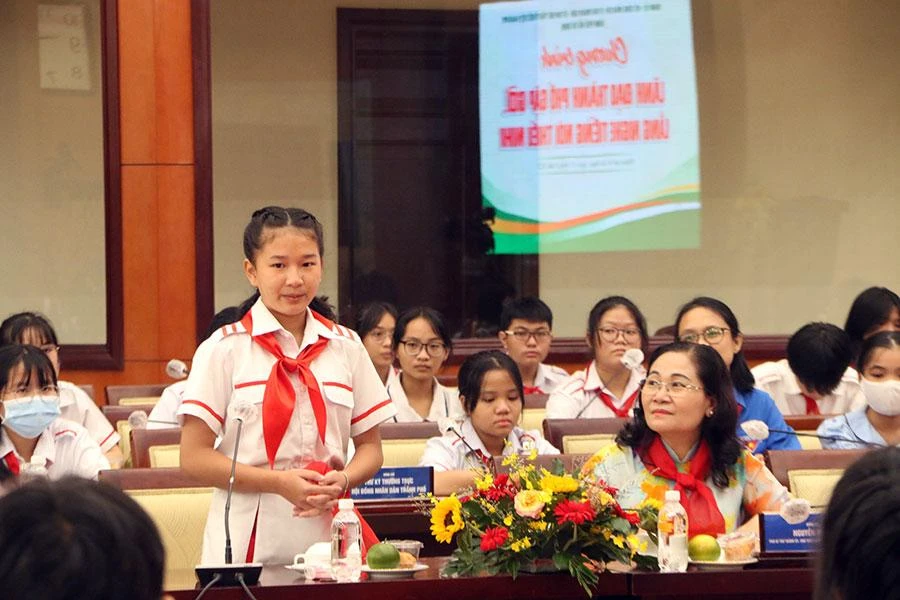 Một học sinh bày tỏ ý kiến, mong muốn của mình với lãnh đạo TP. Ảnh: THẢO PHƯƠNG