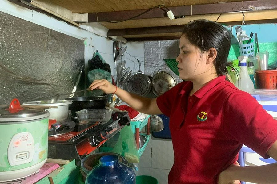 Bão giá khiến bữa ăn của công nhân càng sơ sài, đạm bạc. Ảnh: THẢO PHƯƠNG