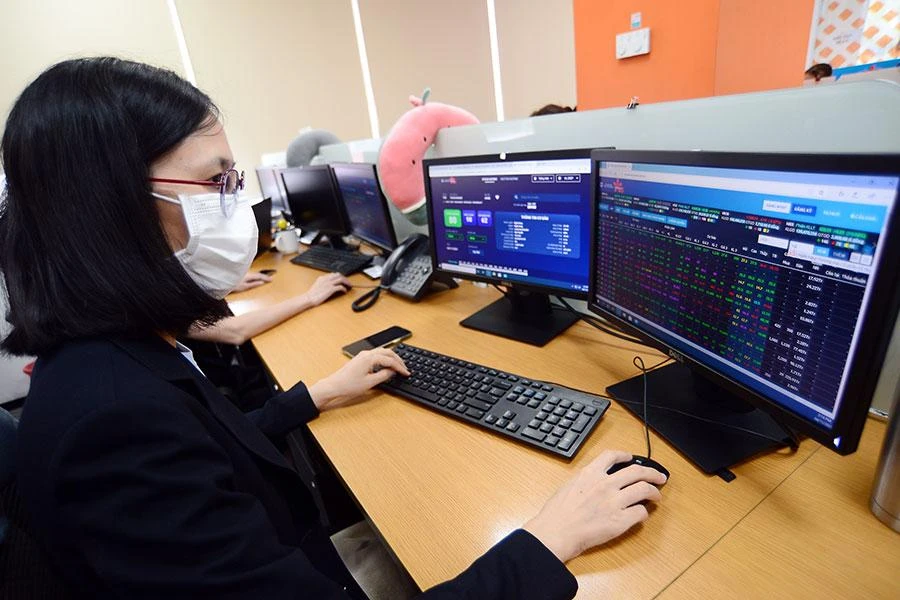 Hoạt động của thị trường vốn, chứng khoán cũng như giải pháp về xây dựng, phát triển thị trường tài chính lành mạnh, an toàn trong thời gian tới là một trong những vấn đề được quan tâm trong phiên chất vấn và trả lời chất vấn. Ảnh: HOÀNG GIANG